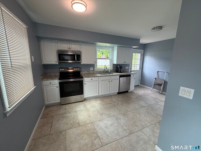 Building Photo - 61 Park Cir