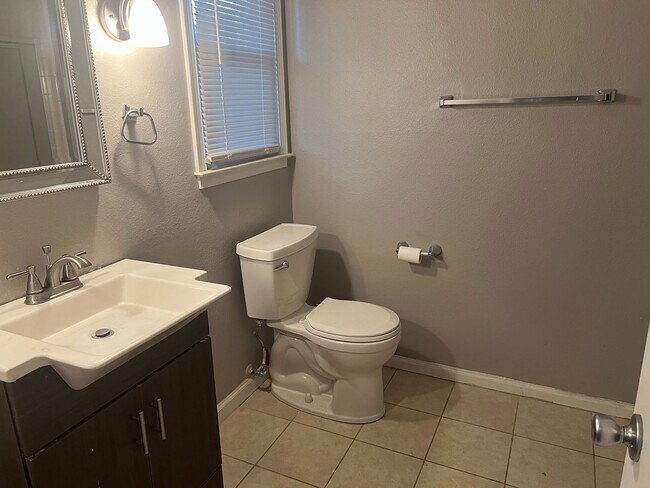 Building Photo - 5912 Pine Tree Ct