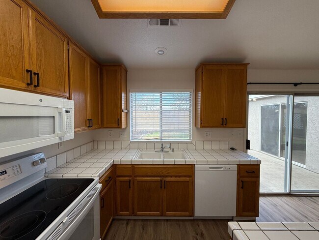 Building Photo - Newly updated single story 3 bedroom!