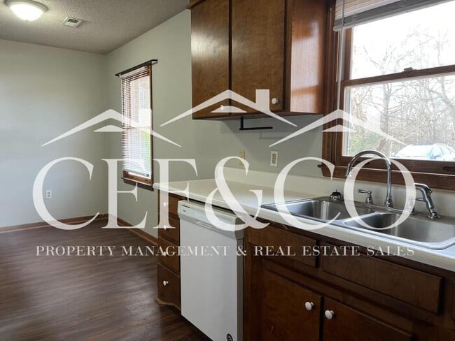 Building Photo - Spacious 2 bedroom now available in Spartanburg!