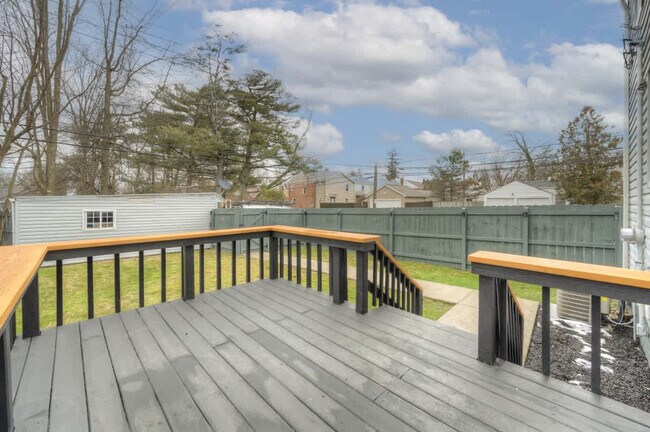 Building Photo - 3855 Grosvenor Rd