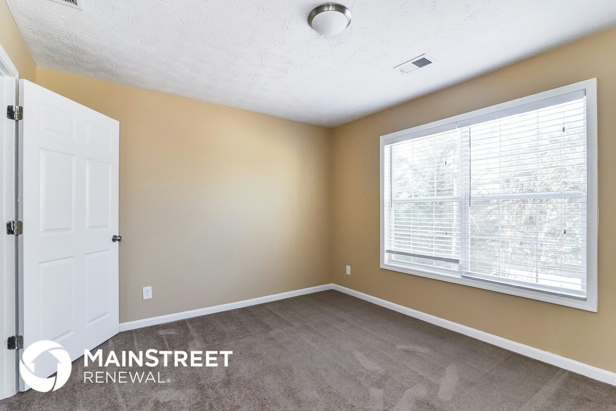 Building Photo - 1545 Royale Castle Dr