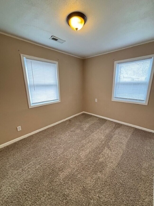 Building Photo - 705 Roslyn Dr. Rantoul, IL