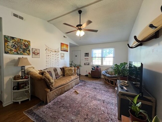 Building Photo - 2 Bed / 1 Bath Duplex – Close to Base!