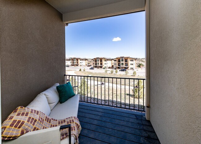 Building Photo - Beautiful Townhome Next to Nature on Westside