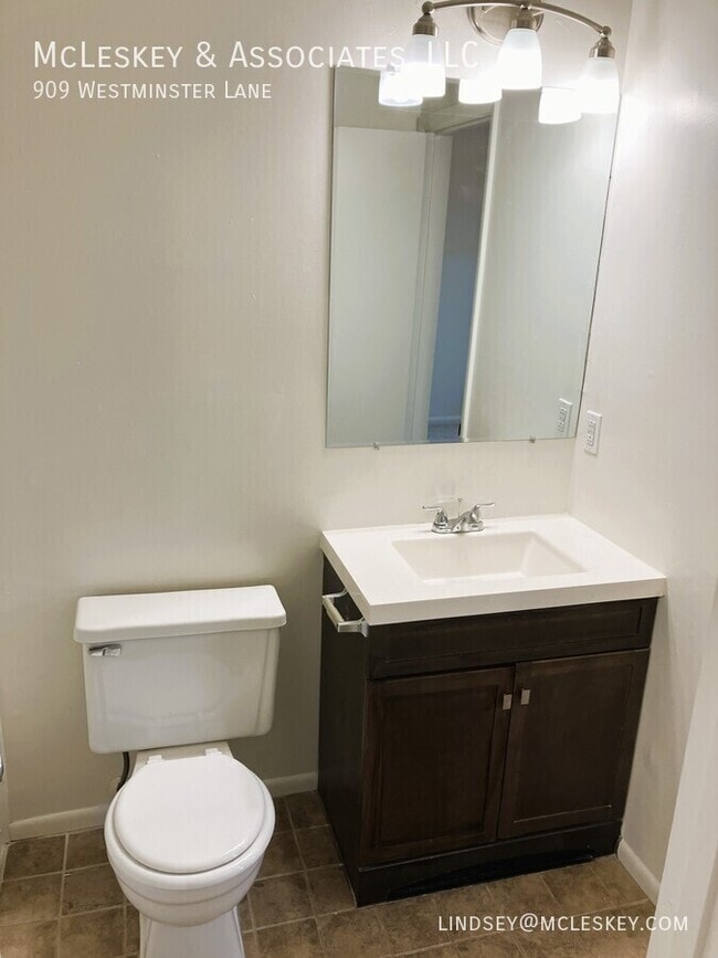 Building Photo - 909 Westminster Ln