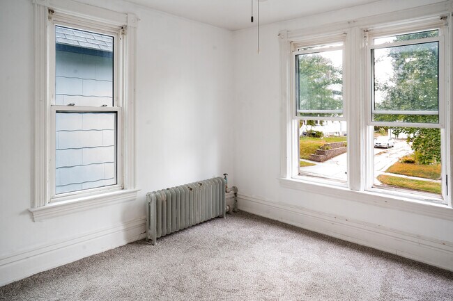 Building Photo - 556 Rose Ave E