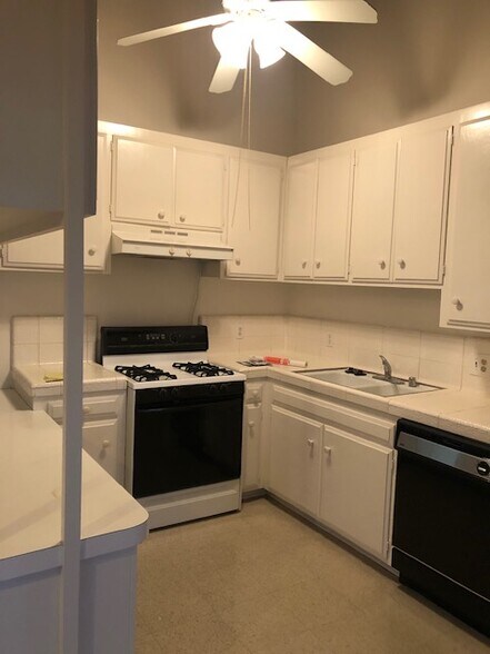 Kitchen - 5104 Lakeview Ave