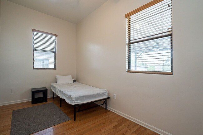 Building Photo - 928 E 6th St