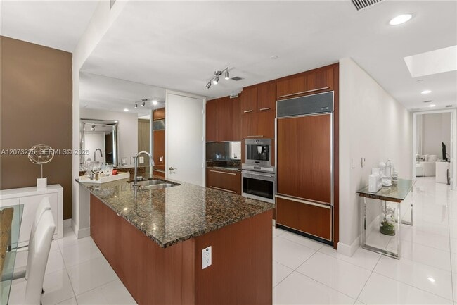 Building Photo - 15811 Collins Ave