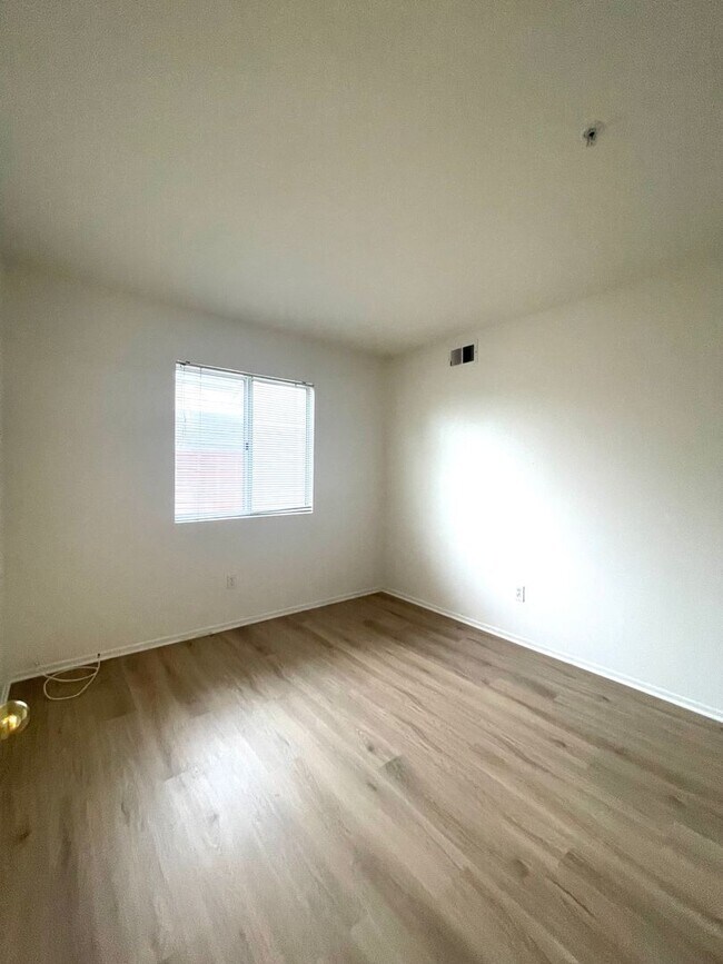 Building Photo - Heart of Ventura Living: Elegant Two-Story 4-Bedroom, 3-Bathroom Home