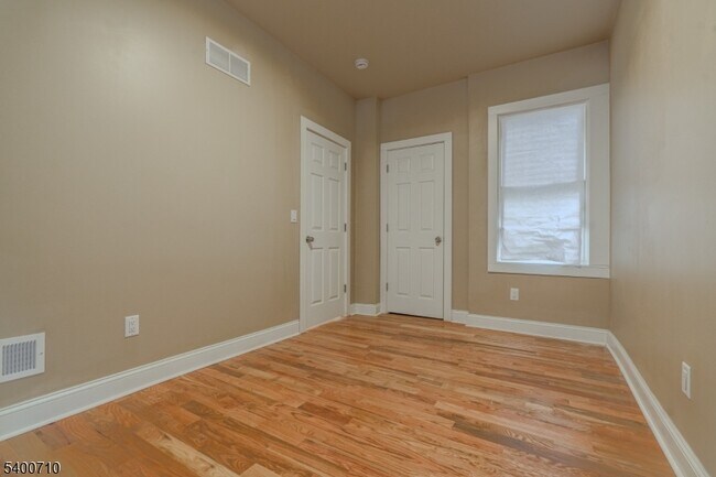 Building Photo - 882 S 14th St