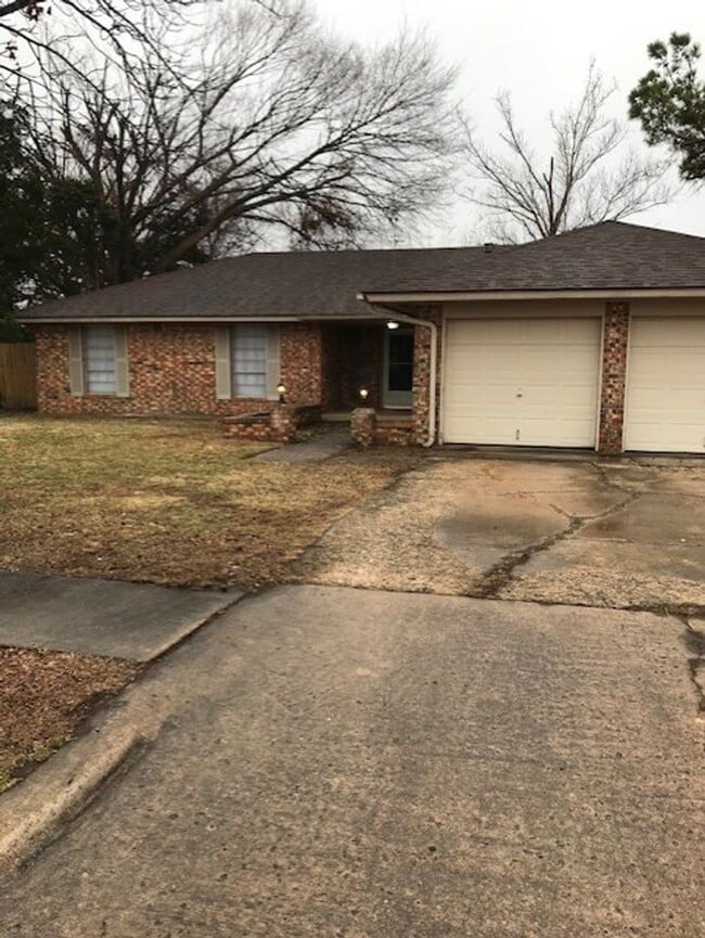 Building Photo - 3 bedroom 2 bath home