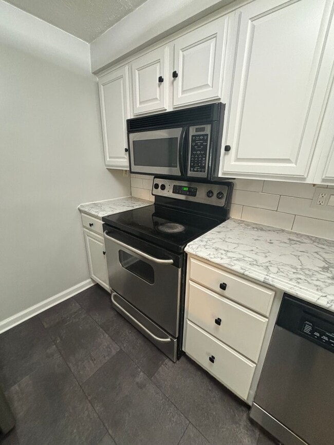 Building Photo - 2 Bedroom Condo in Hunting Ridge!