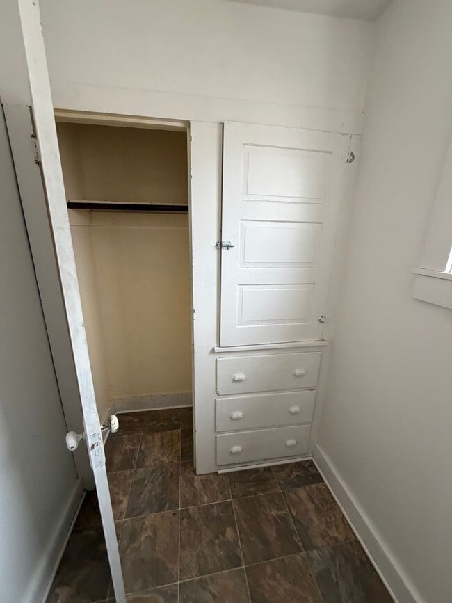 Building Photo - Single Family 3 Bedroom