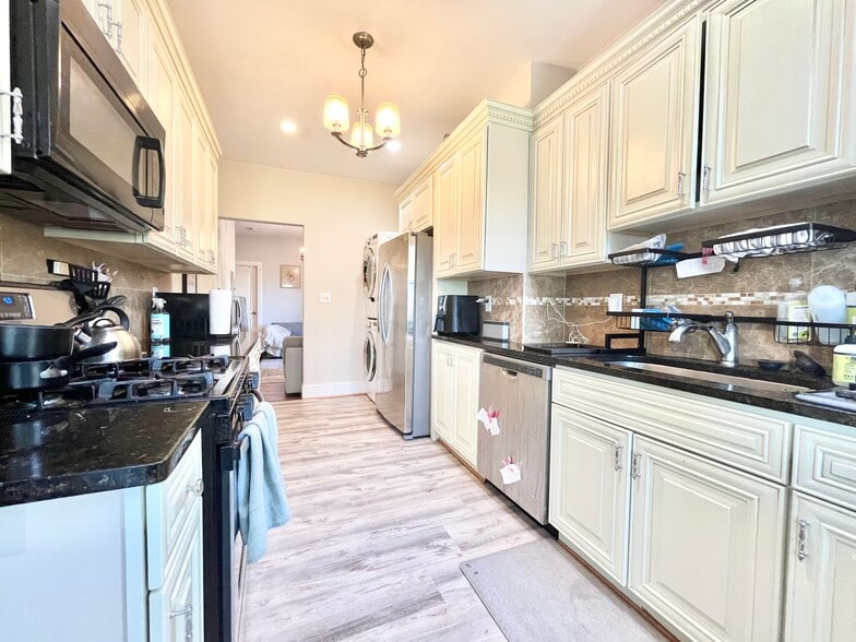 Building Photo - 11 Babcock St