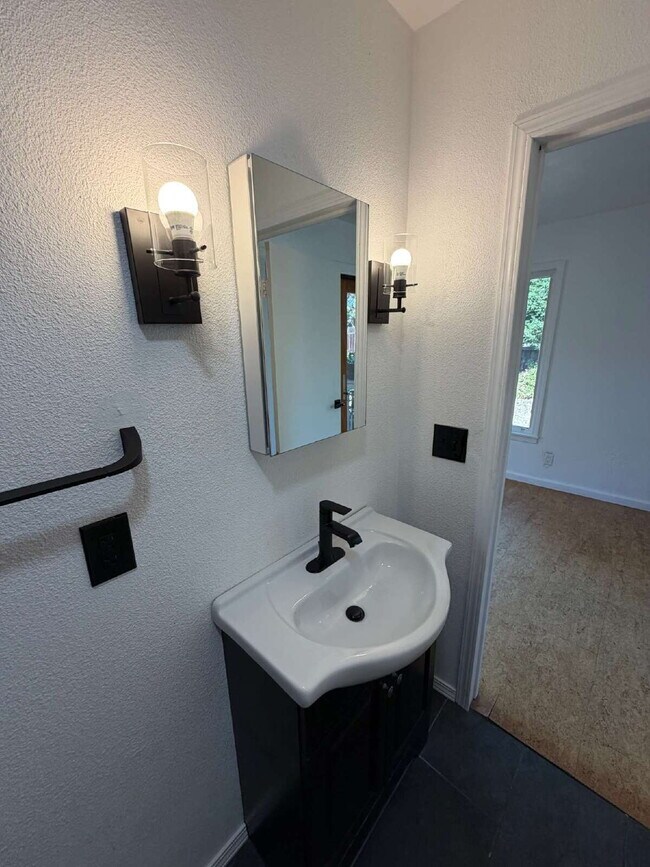 Building Photo - Charming 3-Bedroom Martinez Home with Cozy Fireplace & Spacious Living!