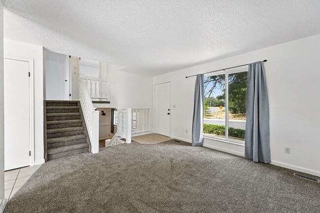 Building Photo - Spacious Tri-Level Home on Corner Lot – Av...