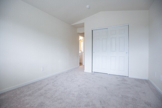 Building Photo - Fully remodeled 3 Bedroom 2.5 Bath in Gast...