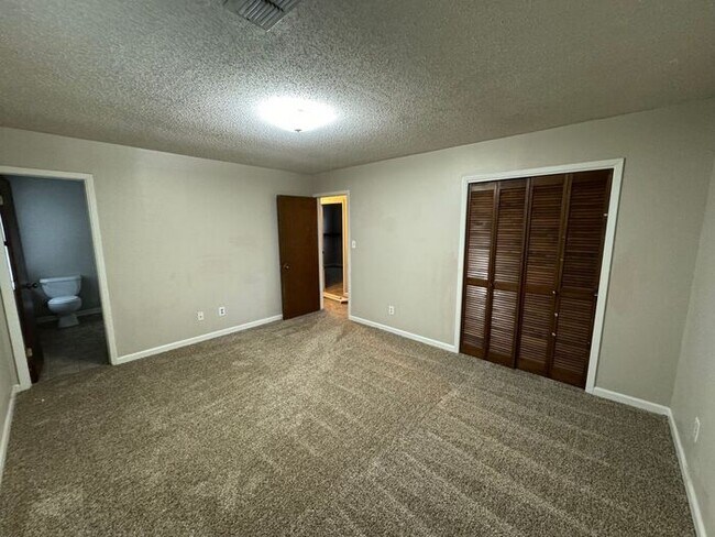 Building Photo - Gulf Breeze - The Oaks - 3 bedroom, 2.5 bathroom