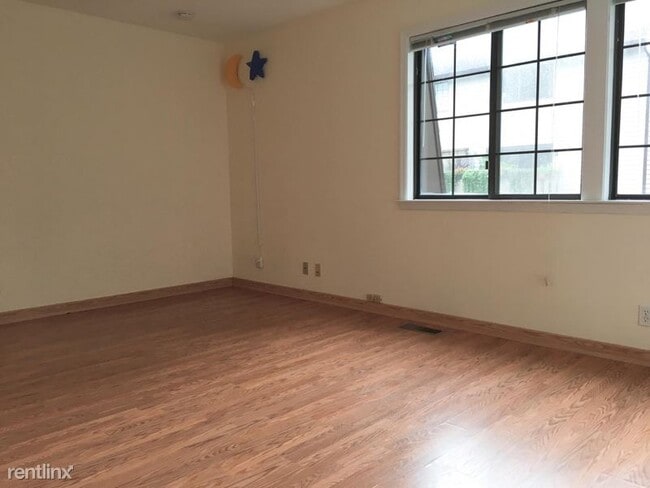 Building Photo - 202 Soundview Ave