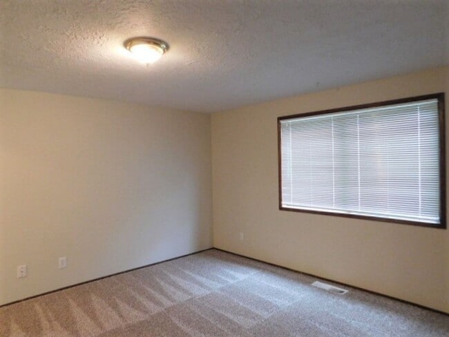 Building Photo - 3Bd/2Ba Single Story House - Available Soon!
