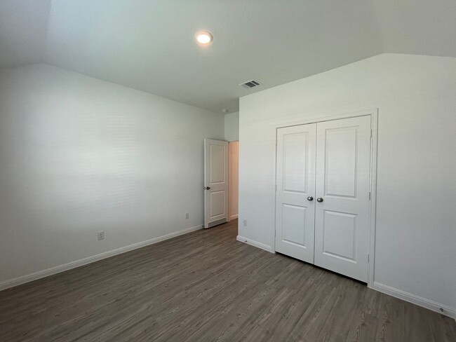 Building Photo - Luxury Vinyl Plank (No Carpet) /  Fridge I...