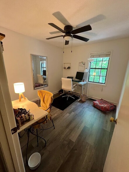 Building Photo - Room in Townhome on Willow Bridge Dr