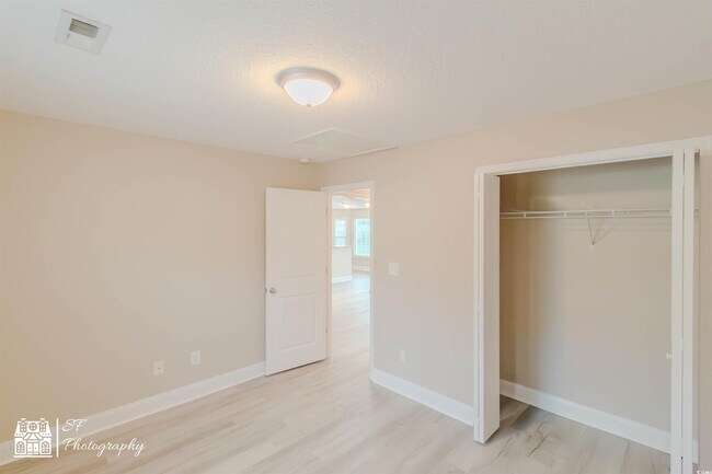 Building Photo - 246 Macarthur Dr