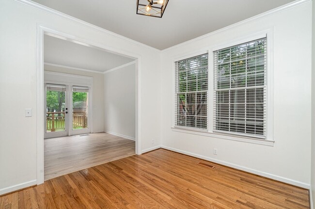 Building Photo - Newly Renovated 2-Bedroom Townhome in the Heart of Green Hills