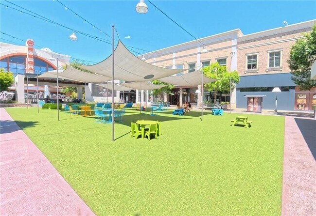 Building Photo - 120 Grand Cres