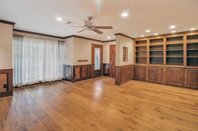 Building Photo - 452 N Post Oak Ln