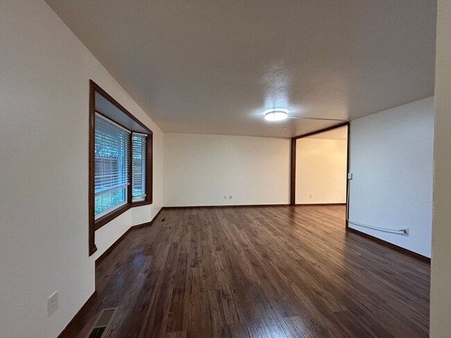 Building Photo - Timeless 5 Bed, 2.5 Bath Home - SW Beaverton