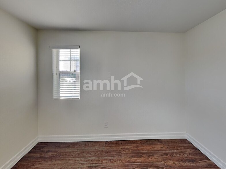 Building Photo - 9875 S Eastern Ave