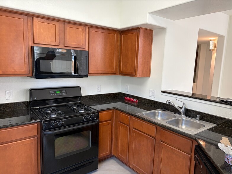 Building Photo - 5350 Dunlay Dr