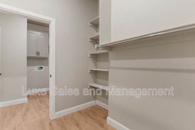 Building Photo - 4136 Abbey Pk Dr