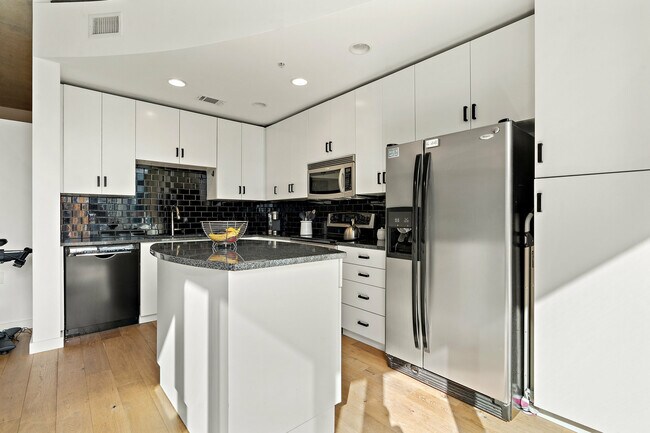 Building Photo - 360 Nueces St