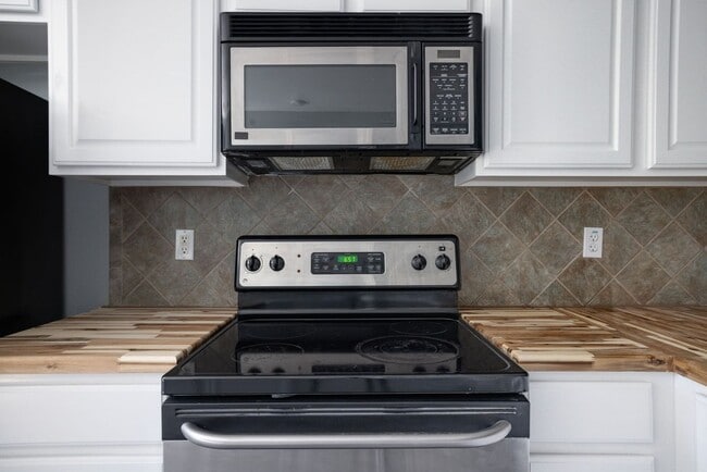 Building Photo - Carriage Place Square