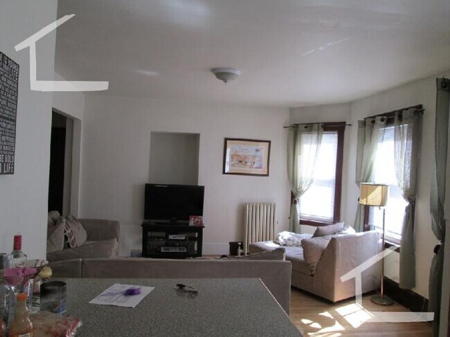Building Photo - Faneuil St 3 Bed