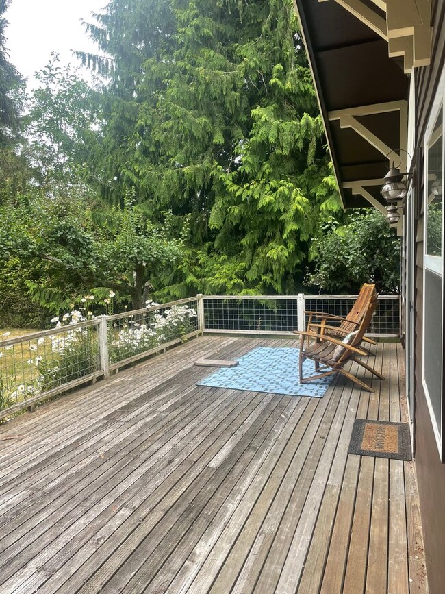 Building Photo - Charming Cottage with Private Beach Rights!