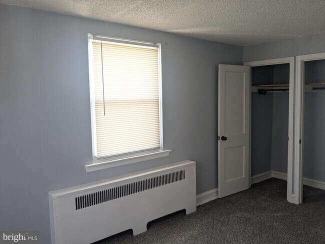 Building Photo - 1327 E Weaver St