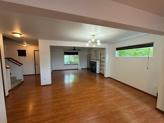Building Photo - Spacious 3 bed 2.5 Bath Townhome One months free rent!