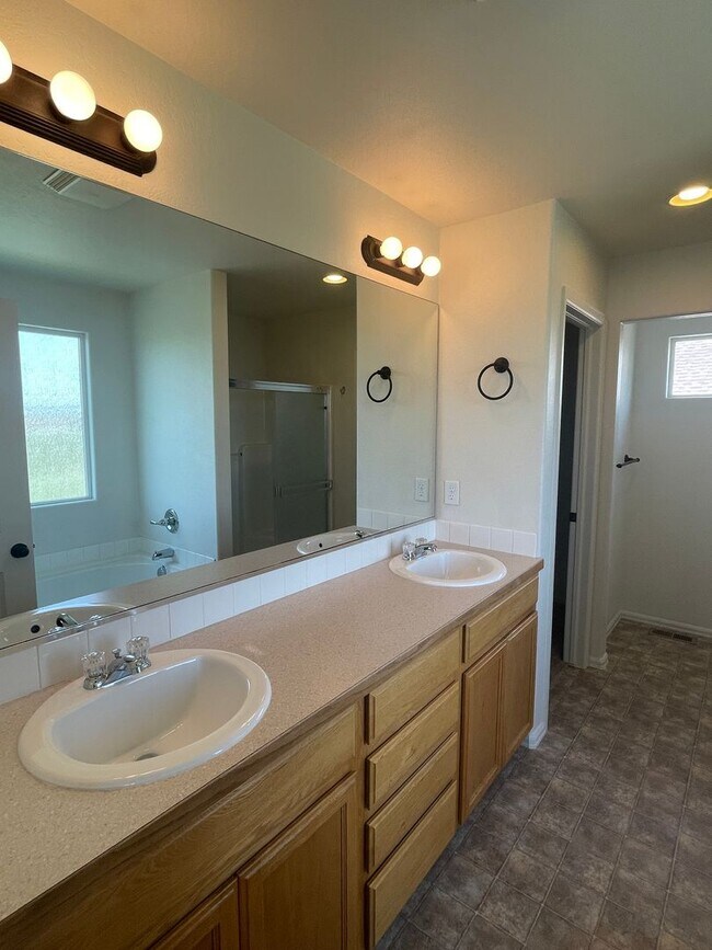 Building Photo - Beautiful 4 Bed, 3 Bath House in Maple Hill!