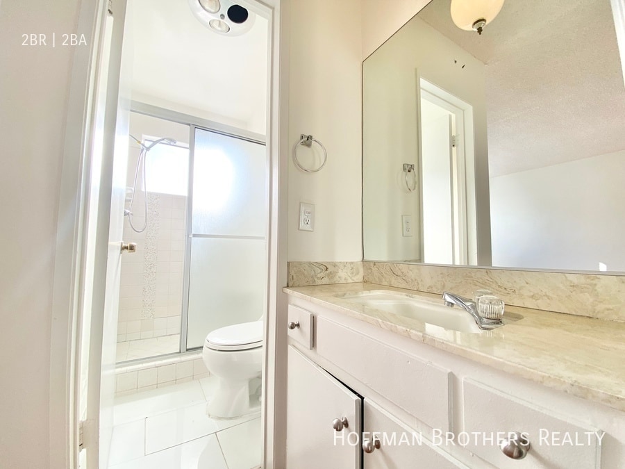 Building Photo - 8206 Romaine St