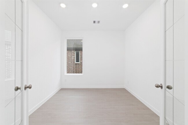 Building Photo - 31409 Moore Rd