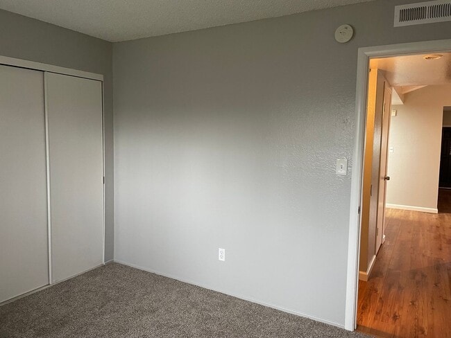 Building Photo - Duplex Unit w/ Attached Garage, Wood Laminate Flooring