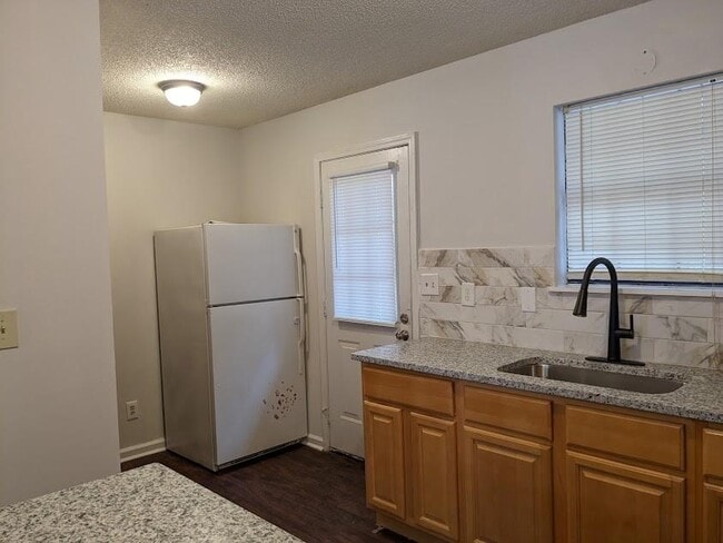 Building Photo - 3751 Oakwood Hills Dr