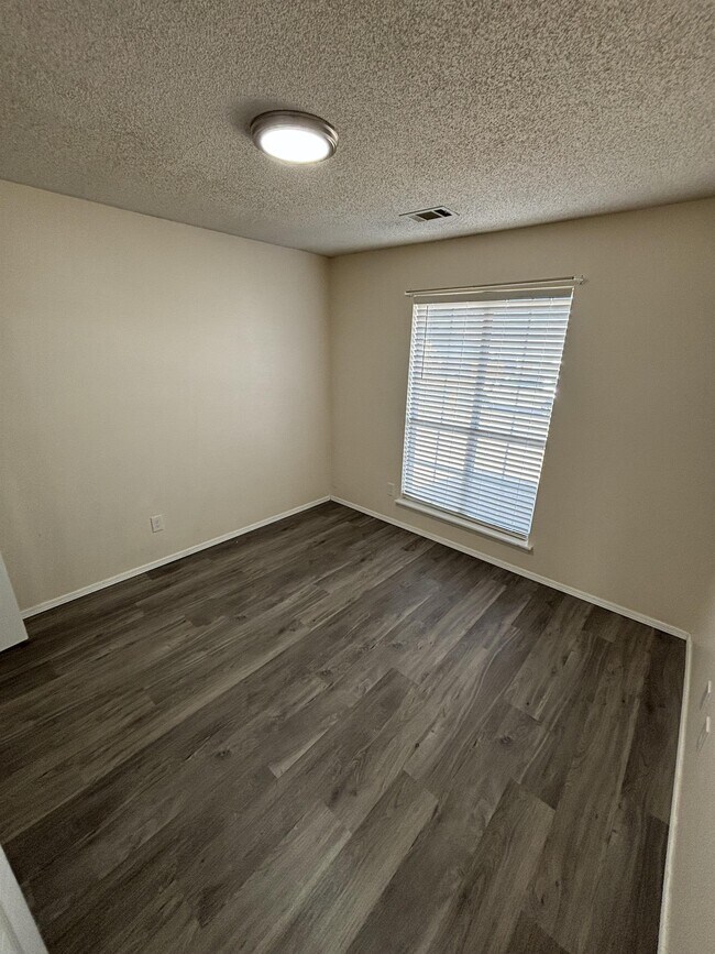 Building Photo - 8812 Skypark Dr