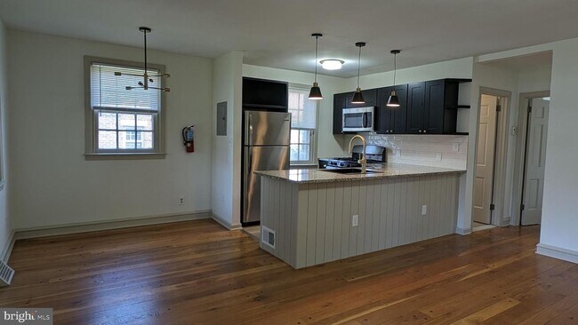 Building Photo - 2824 Midvale Ave