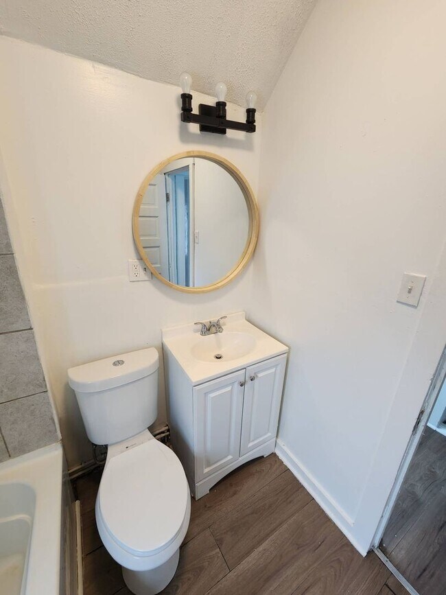 Building Photo - Charming 3-Bedroom Property in Prime Location